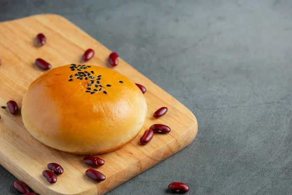 Gebakken Rode Bonen Pasta Broodjes Houten Snijplank — Stockfoto