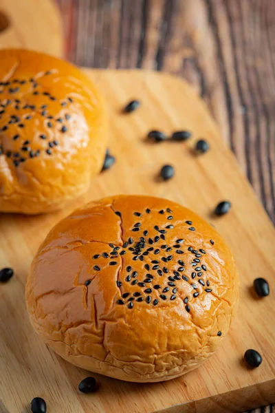 Baked Black Bean Paste Buns Wooden Cutting Board — Stok fotoğraf