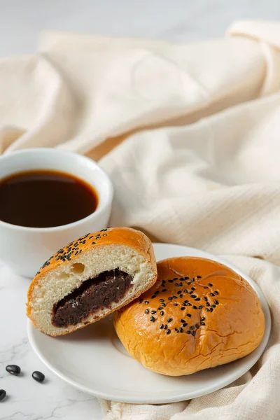 Gebakken Zwarte Bonen Pasta Broodjes Witte Kom Geserveerd Met Koffie — Stockfoto