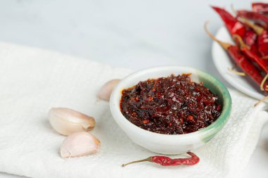 Küçük seramik kasede acı biber ezmesi