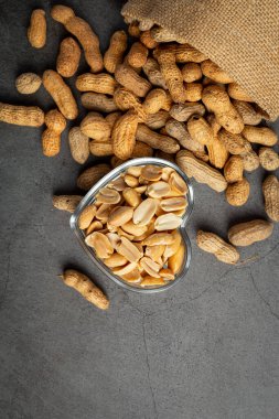 Kalp şeklinde tabakta yer fıstıkları bir çuval yerfıstığının yanına konur. 