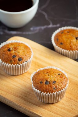 Çikolatalı kekler ahşap kesme tahtasına konur.