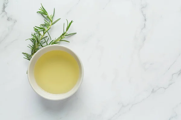 Mit Rosmarin Auf Dem Tisch — Stockfoto