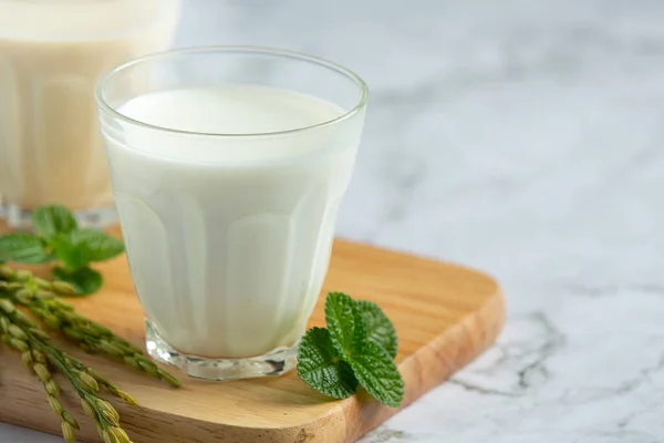 Twee Glazen Rijstmelk Met Rijstplant Houten Plank — Stockfoto