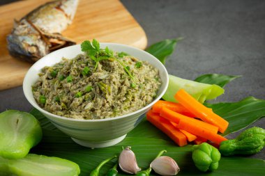 Tayland yemeği, uskumru biber ezmesi ve kızarmış uskumru.