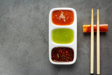 Bir kase Shabu sıcak tencere sos sosu. Karanlık zeminde.