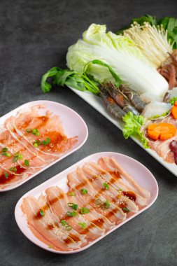 Shabu menüsü için çiğ et ve taze sebze.