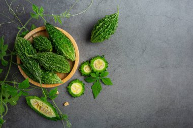 Çiğ acı su kabağı ahşap bir tabağa konur.