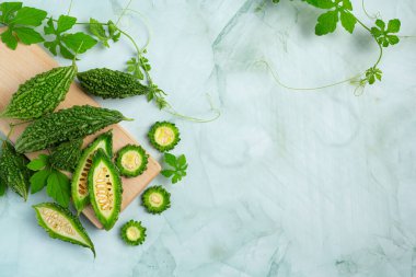 Kesilmiş acı kabak tahta kesme tahtasına konur.