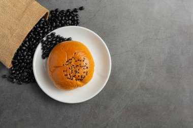 Kuru fasulye ezmeli çörekler beyaz tabakta.