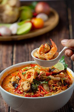 Tayland yemeği; TOM YUM KUNG veya nehir karidesi baharatlı çorba