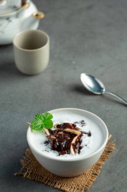 Siyah fasulyeli tatlı yemeği.