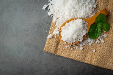 Yerdeki ahşap kaşık yerinde tuz.