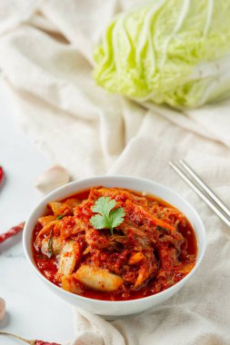 Kimchi kasede yemeye hazır.