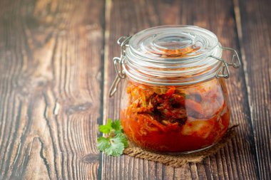 Kimçi cam kavanozda yemeye hazır.