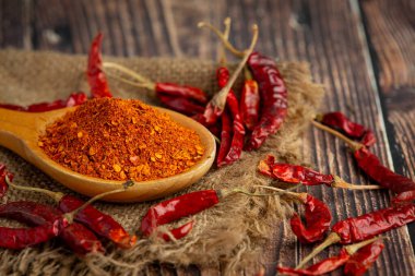 Tahta kaşıkta kurutulmuş biber.