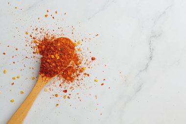 Tahta kaşıkta kurutulmuş biber.