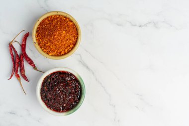 Küçük seramik kasede acı biber ezmesi