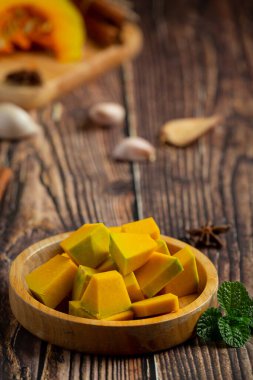 Balkabağı tahtadan bir kasede parçalara ayrıldı.