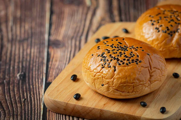 Gebakken Zwarte Bonen Pasta Broodjes Houten Snijplank — Stockfoto