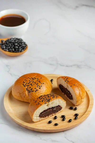 Gebakken Zwarte Bonen Pasta Broodjes Houten Plaat Geserveerd Met Koffie — Stockfoto