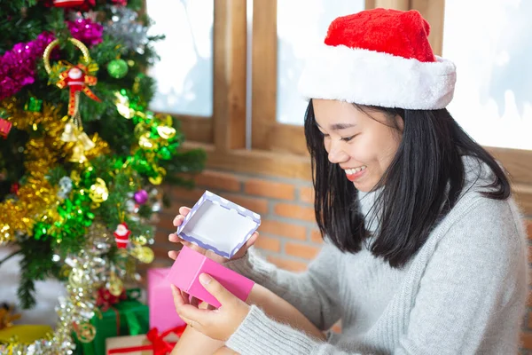 Woman Wearing Christmas Hat Happy Christmas Present — Φωτογραφία Αρχείου