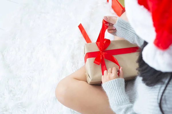 Woman Hands Opening Christmas Present — Fotografia de Stock