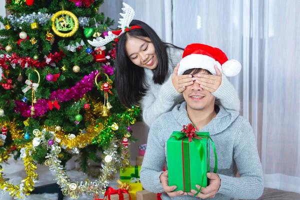 Casais Desfrutando Com Presente Natal — Fotografia de Stock