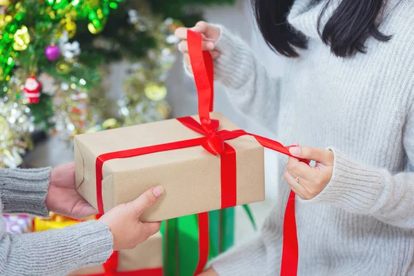 Couples Enjoying Christmas Present — Φωτογραφία Αρχείου