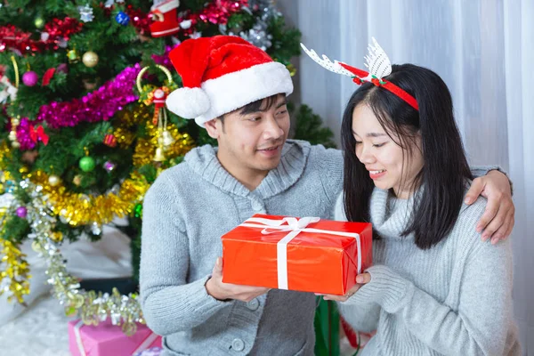 Couples Enjoying Christmas Present — Fotografia de Stock