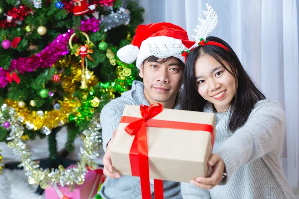 Casais Desfrutando Com Presente Natal — Fotografia de Stock