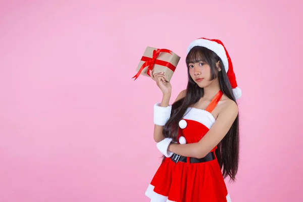 クリスマスの衣装に身を包んだ可愛い女の子 — ストック写真