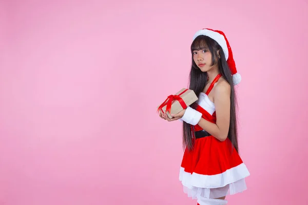 クリスマスの衣装に身を包んだ可愛い女の子 — ストック写真