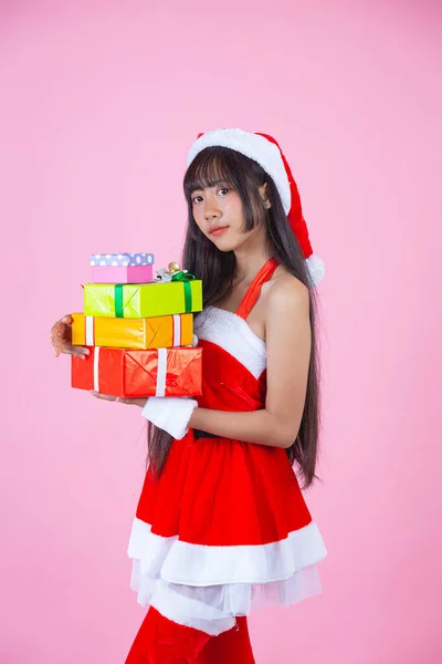 Красива Дівчина Різдвяному Костюмі Тримає Різдвяний Подарунок — стокове фото