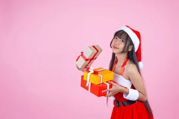 Pretty Girl Christmas Costume Holding Christmas Gift — Stockfoto