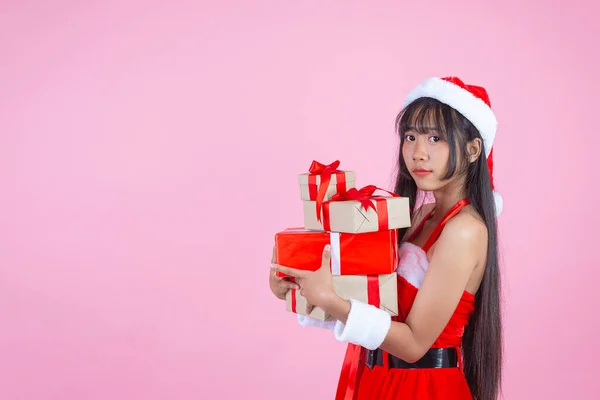 Pretty Girl Christmas Costume Holding Christmas Gift — Fotografia de Stock