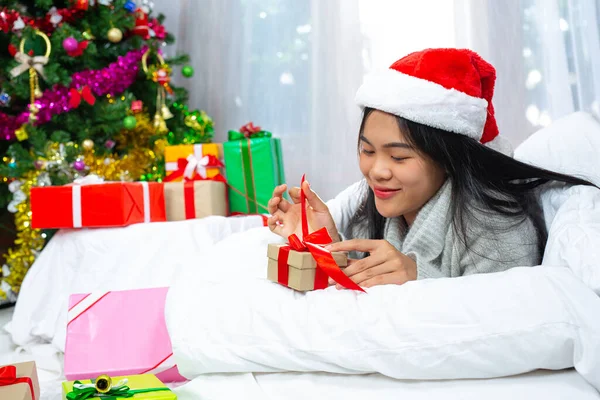 Woman Wearing Christmas Hat Happy Christmas Present — Fotografia de Stock