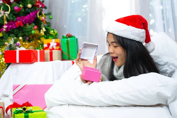 Woman Wearing Christmas Hat Happy Christmas Present — Fotografia de Stock