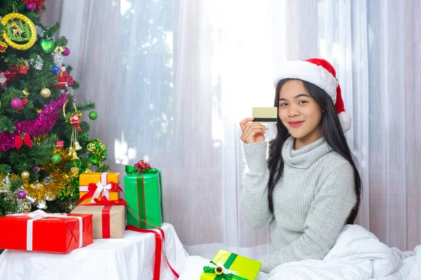 Mulher Vestindo Chapéu Natal Feliz Com Presente Natal — Fotografia de Stock