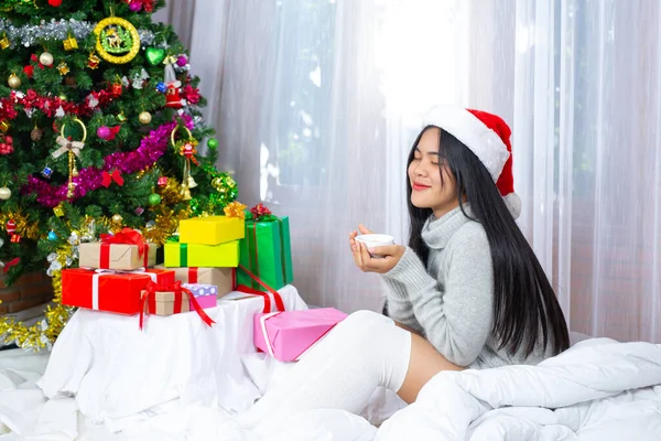 Mulher Vestindo Chapéu Natal Feliz Com Presente Natal — Fotografia de Stock