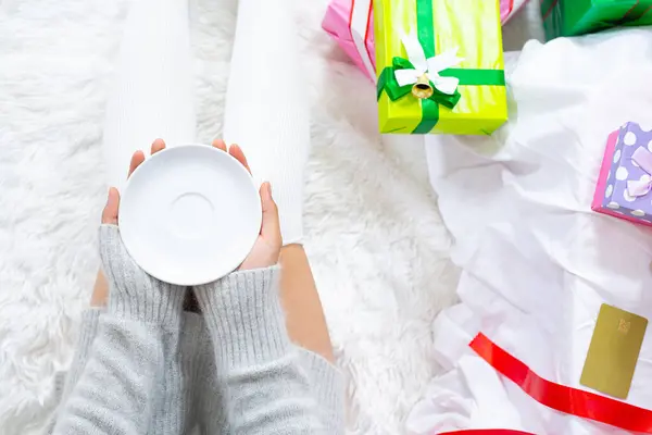 Mujer Vistiendo Sombrero Navidad Feliz Con Regalo Navidad —  Fotos de Stock