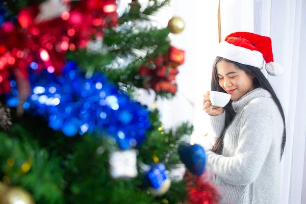 Woman Wearing Christmas Hat Happy Christmas Present — Fotografia de Stock