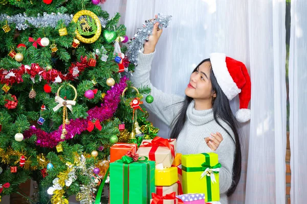 Mulher Vestindo Chapéu Natal Feliz Com Presente Natal — Fotografia de Stock