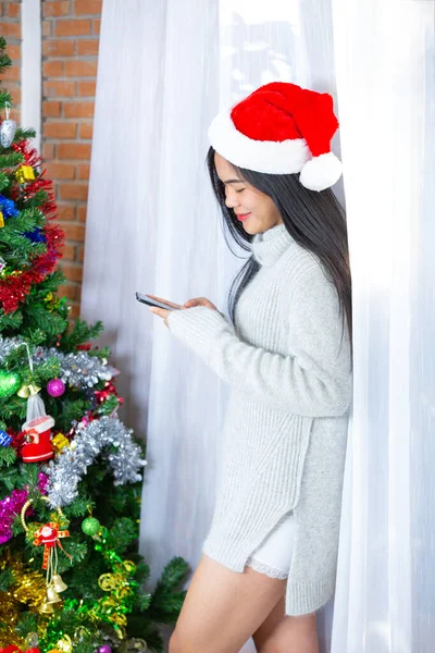 Woman Wearing Christmas Hat Happy Christmas Present — Fotografia de Stock