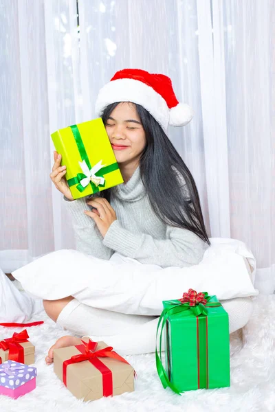 Woman Wearing Christmas Hat Happy Christmas Present — Φωτογραφία Αρχείου