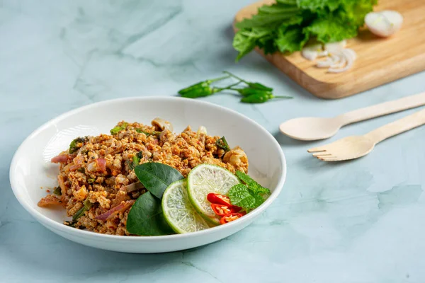 Tayland yemeği; baharatlı kıymalı domuz eti ve meze.