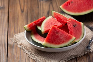 Ahşap zemin üzerinde kırmızı karpuz dilimi