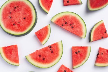 Beyaz arkaplanda kırmızı karpuz dilimi