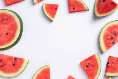 Beyaz arkaplanda kırmızı karpuz dilimi