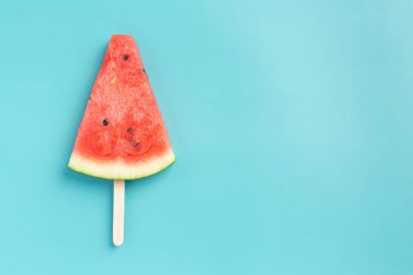 Mavi arkaplanda kırmızı karpuz dilimi